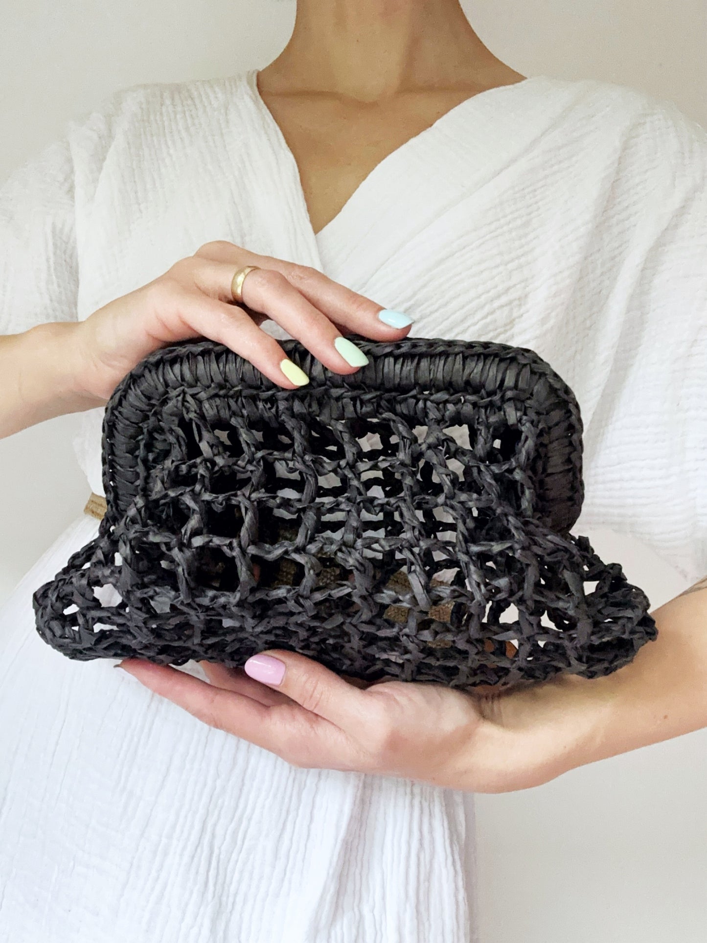 Clutch mesh raffia