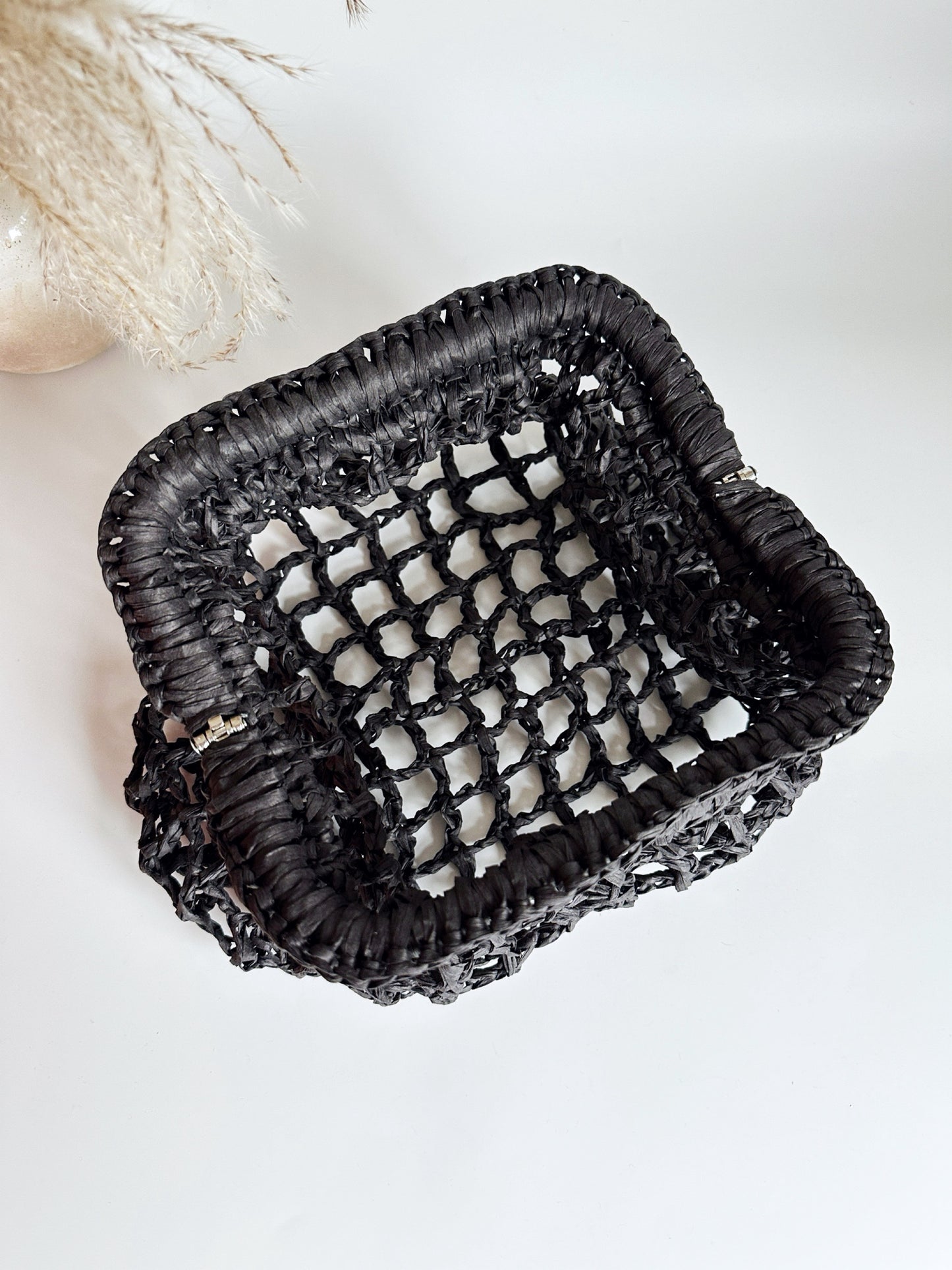 Clutch mesh raffia