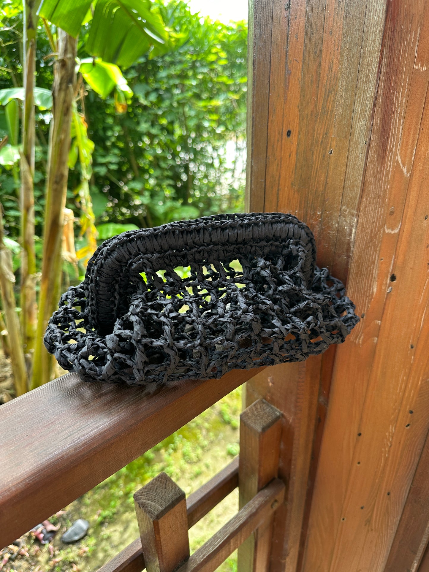 Clutch mesh raffia