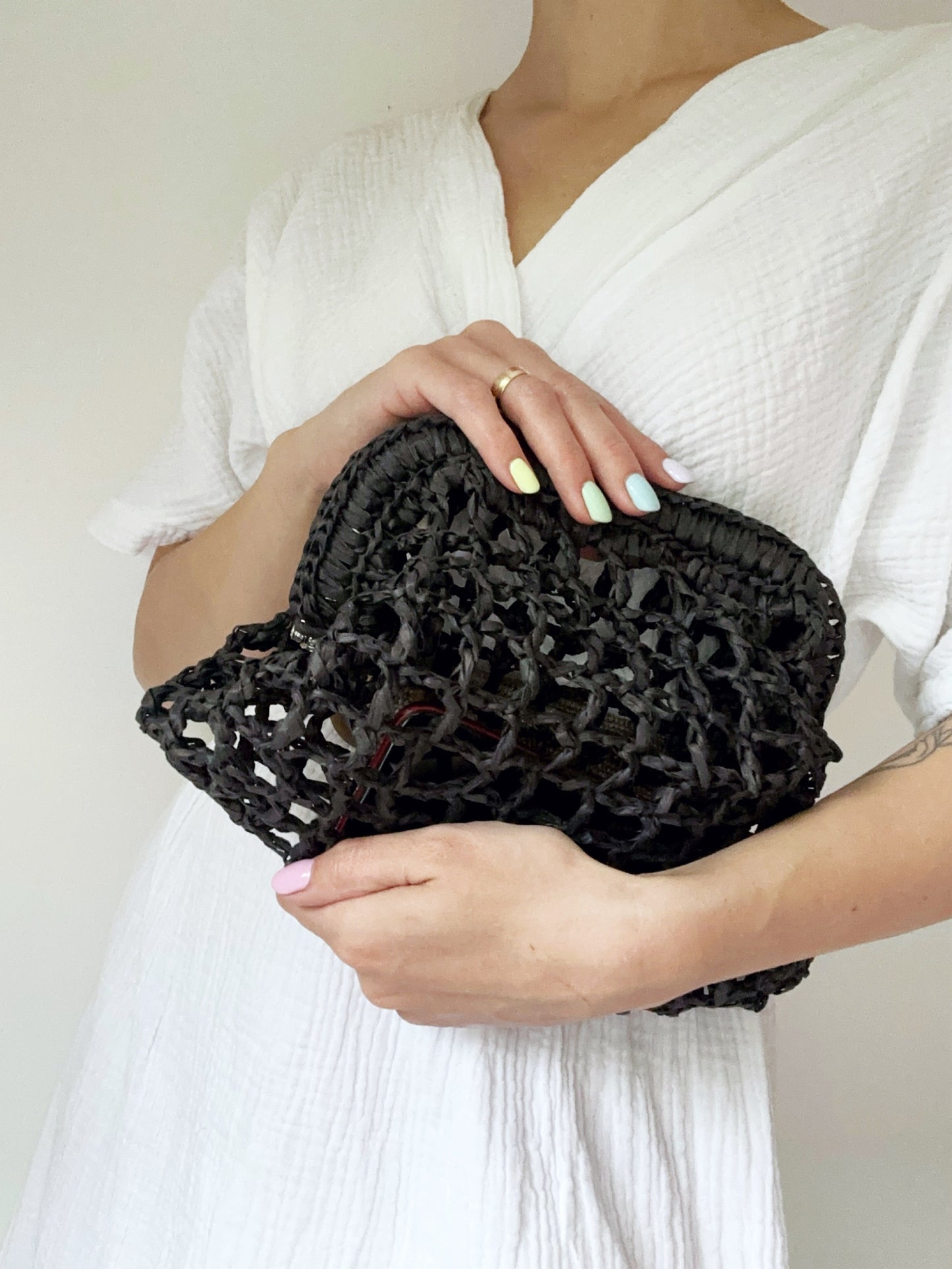 Clutch mesh raffia